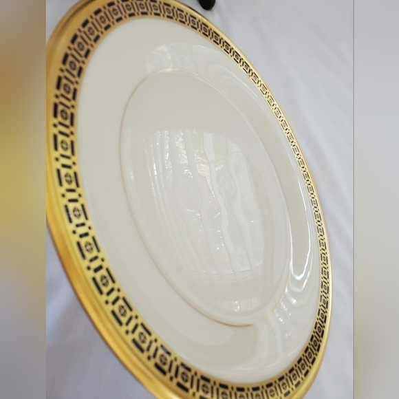 RARE and Discontinued Lenox Tudor Dinner Plate - Picture 5 of 5